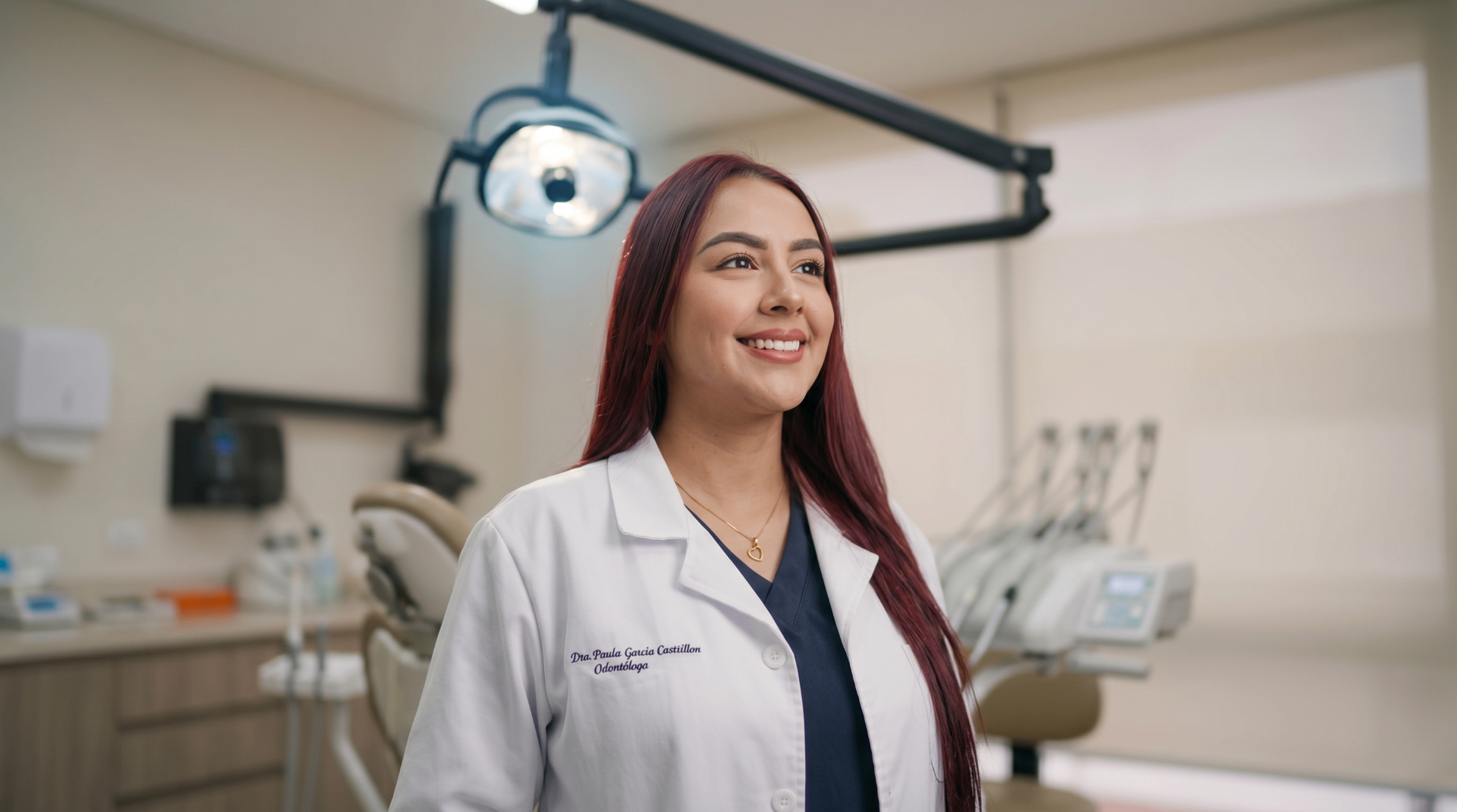 Odontóloga profesional de Dental Arquitec en su consultorio